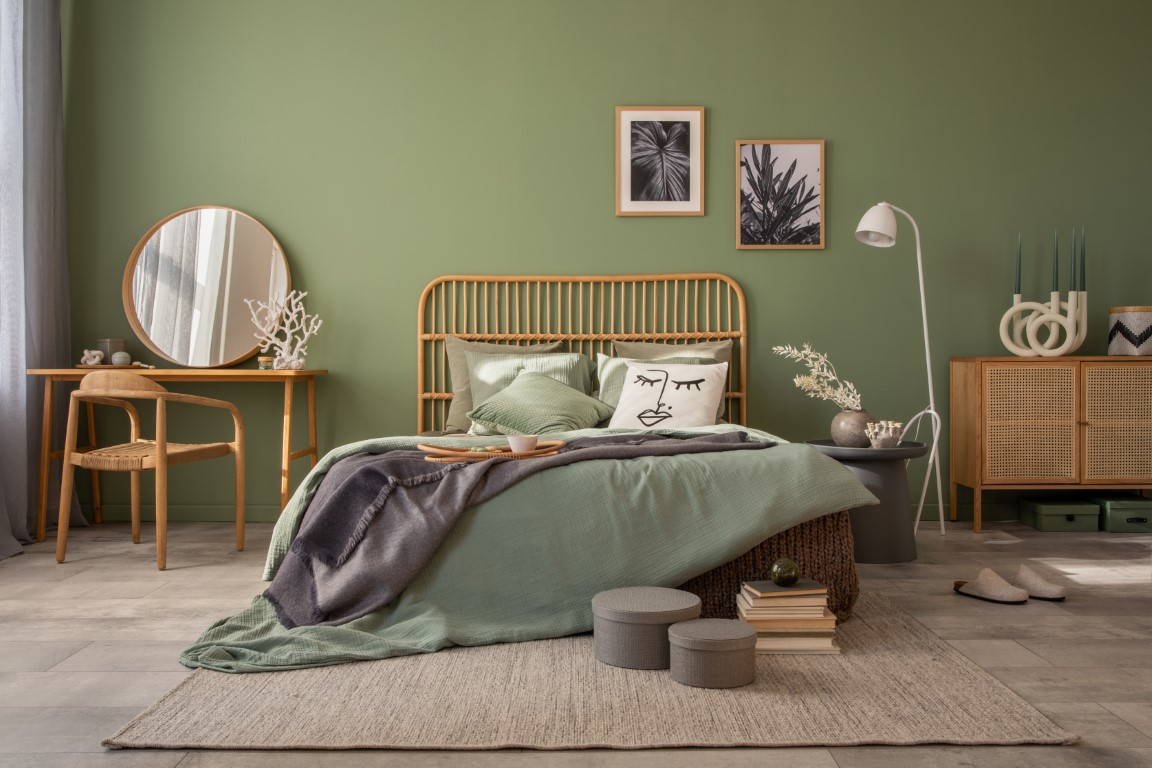 Des murs et des draps vert sauge dans une chambre