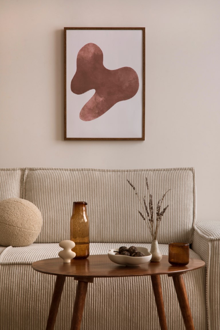 Un intérieur beige avec canapé en velours côtelé