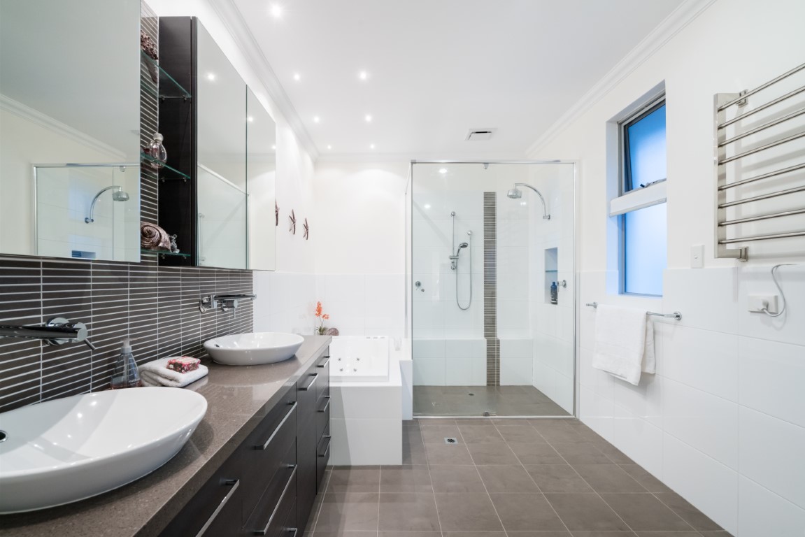 Grande salle de bain moderne blanche 