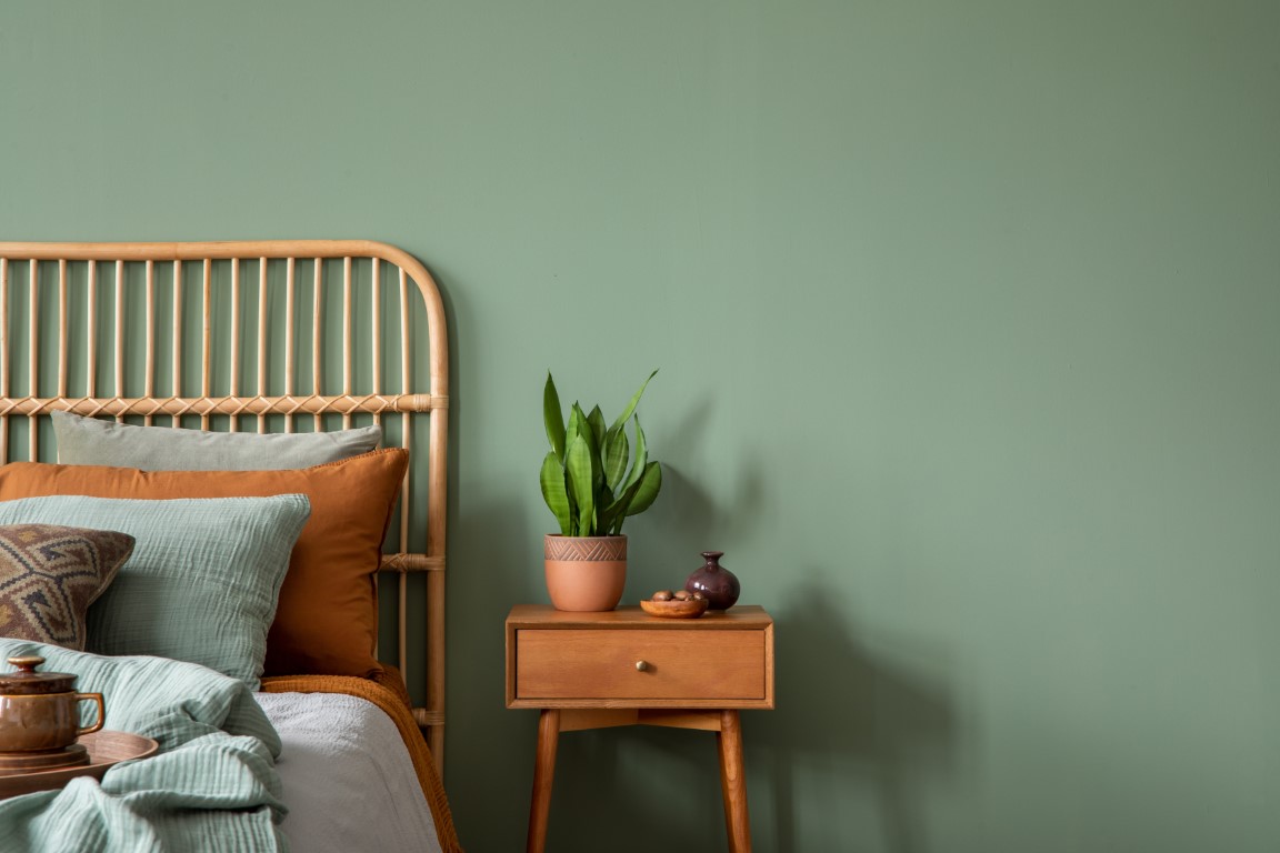 Chambre aux murs vert de gris