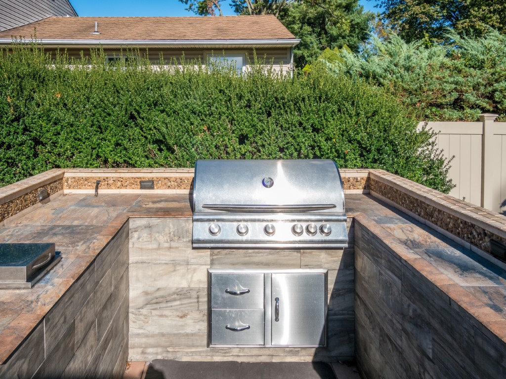 Cuisine d'été avec barbecue, évier et petit frigo intégré